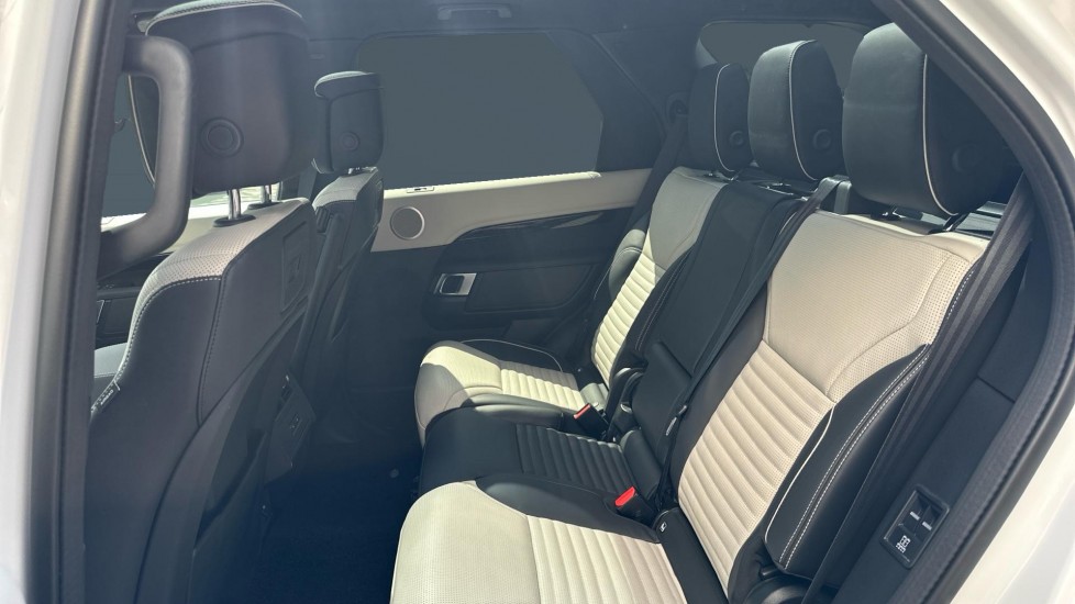 Land Rover Discovery 3.0 D300 R-Dynamic HSE 5dr Auto Diesel Station Wagon - Image 4