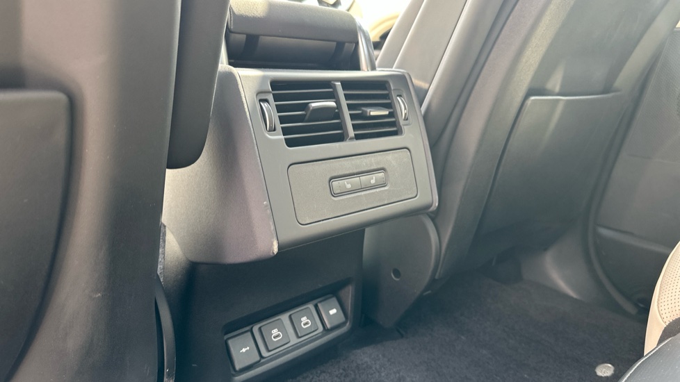 Land Rover Discovery 3.0 D300 R-Dynamic HSE 5dr Auto Diesel Station Wagon - Image 18