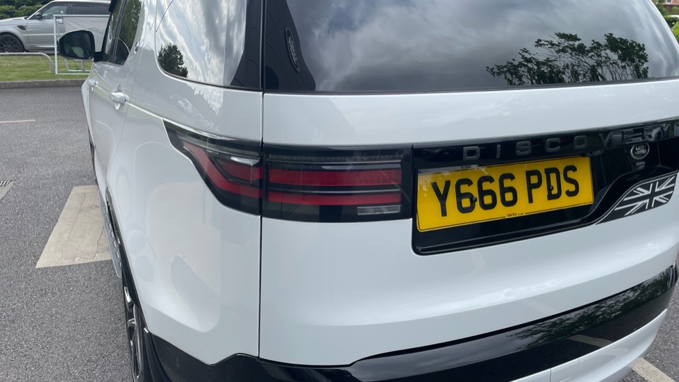 Land Rover Discovery 3.0 D300 R-Dynamic HSE 5dr Auto Diesel Station Wagon - Image 19