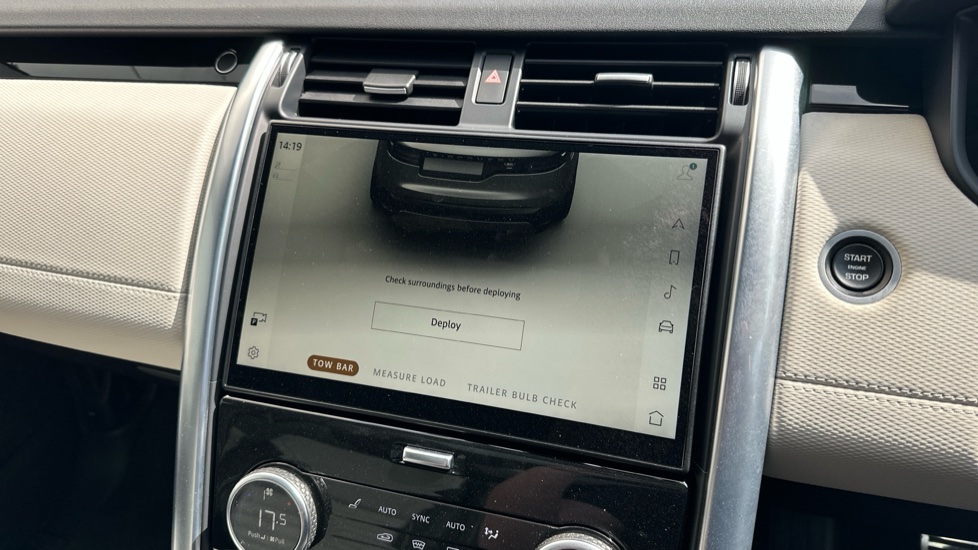 Land Rover Discovery 3.0 D300 R-Dynamic HSE 5dr Auto Diesel Station Wagon - Image 21