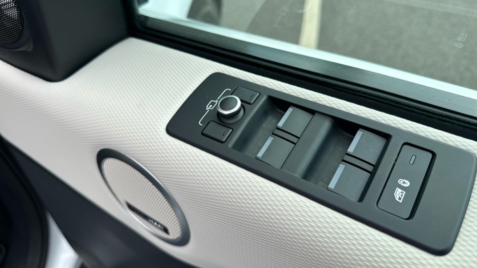Land Rover Discovery 3.0 D300 R-Dynamic HSE 5dr Auto Diesel Station Wagon - Image 29
