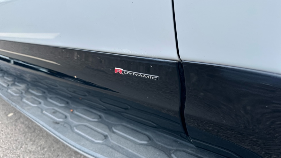 Land Rover Discovery 3.0 D300 R-Dynamic HSE 5dr Auto Diesel Station Wagon - Image 31