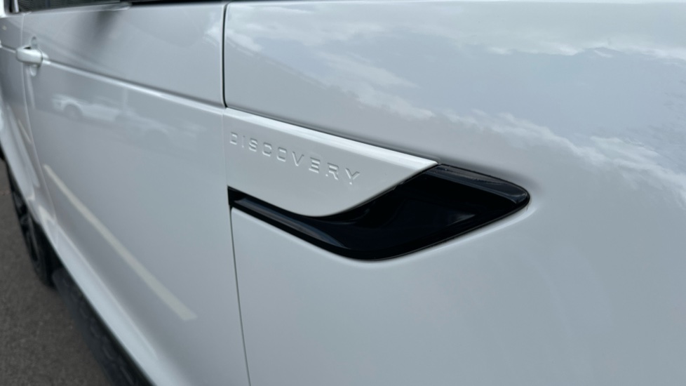 Land Rover Discovery 3.0 D300 R-Dynamic HSE 5dr Auto Diesel Station Wagon - Image 33