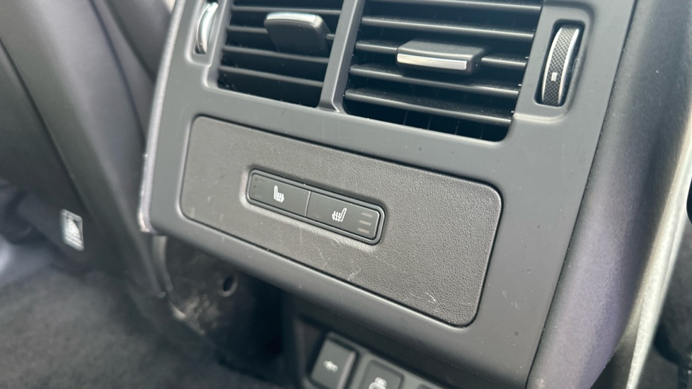 Land Rover Discovery 3.0 D300 R-Dynamic HSE 5dr Auto Diesel Station Wagon - Image 35
