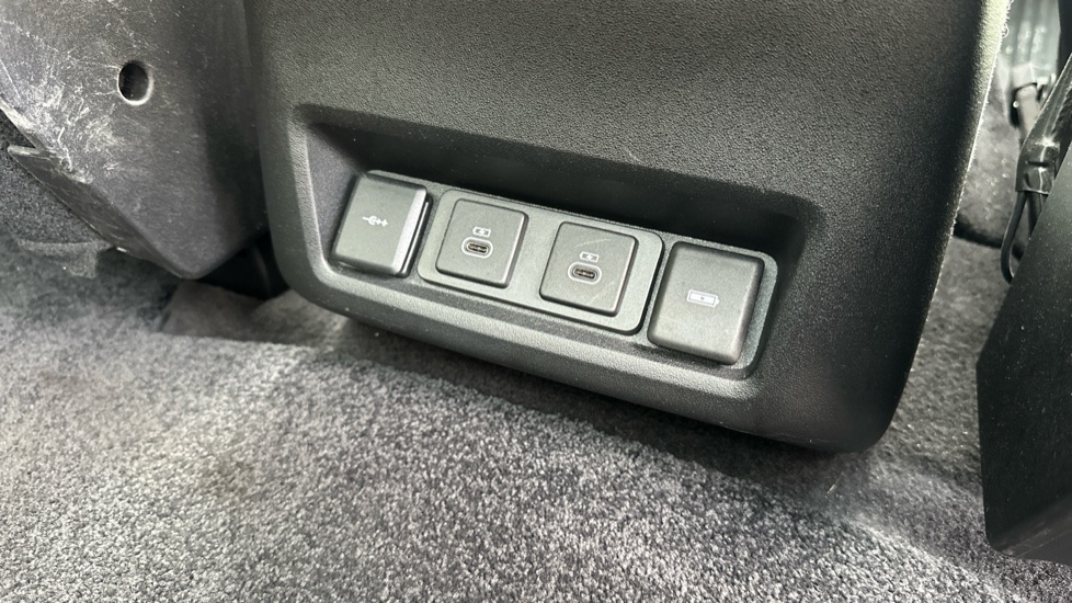 Land Rover Discovery 3.0 D300 R-Dynamic HSE 5dr Auto Diesel Station Wagon - Image 36