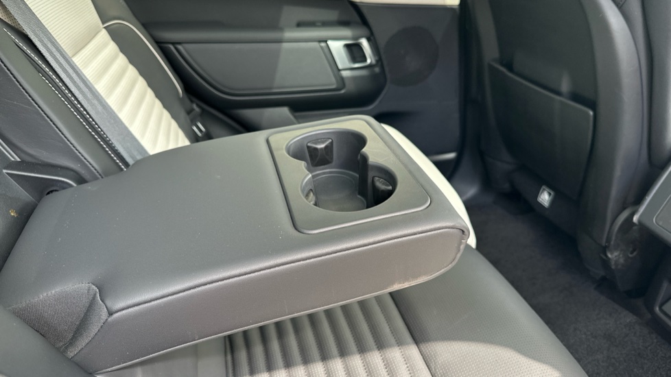 Land Rover Discovery 3.0 D300 R-Dynamic HSE 5dr Auto Diesel Station Wagon - Image 37