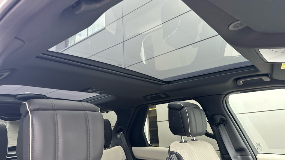 Land Rover Discovery 3.0 D300 R-Dynamic HSE 5dr Auto Diesel Station Wagon - Image 38