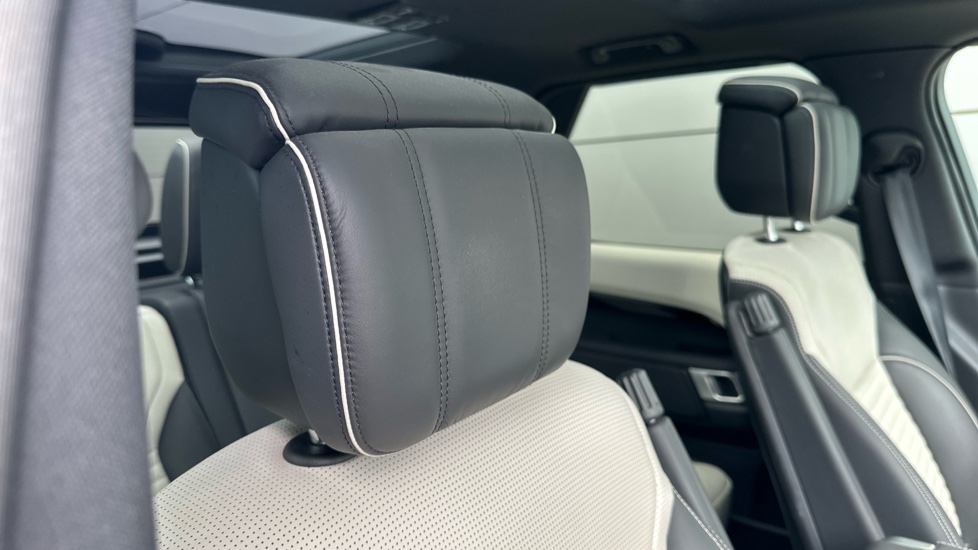 Land Rover Discovery 3.0 D300 R-Dynamic HSE 5dr Auto Diesel Station Wagon - Image 39