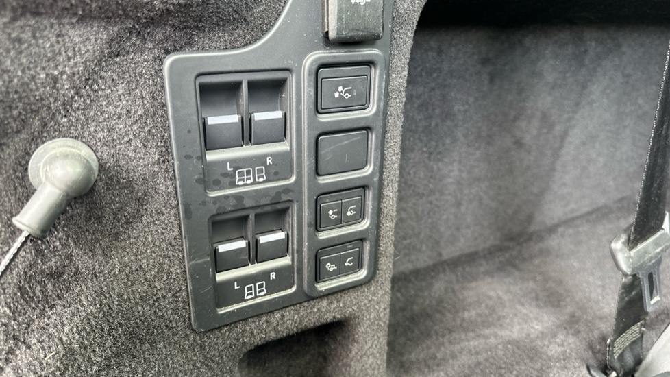 Land Rover Discovery 3.0 D300 R-Dynamic HSE 5dr Auto Diesel Station Wagon - Image 41