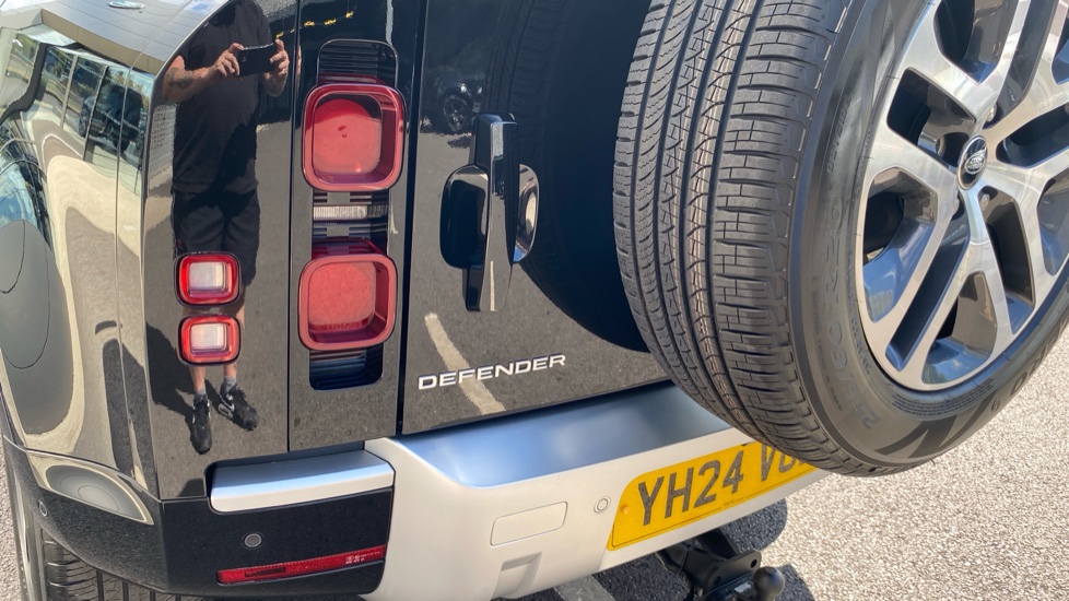 Land Rover Defender 3.0 D250 XS Edition 110 5dr Auto Diesel Estate - Image 19