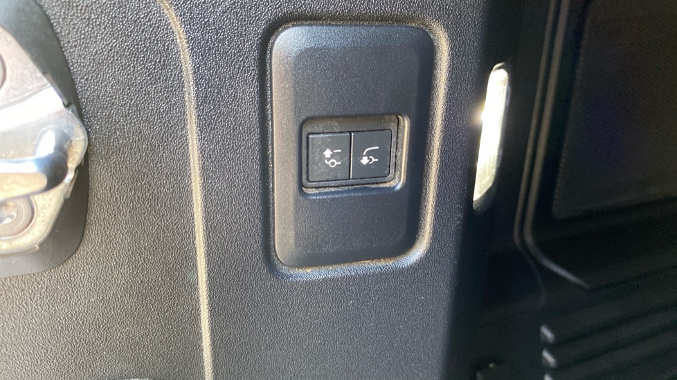 Land Rover Defender 3.0 D250 XS Edition 110 5dr Auto Diesel Estate - Image 44