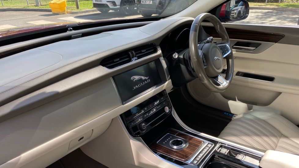 Jaguar XF 2.0i Portfolio 5dr Auto Petrol Estate - Image 9