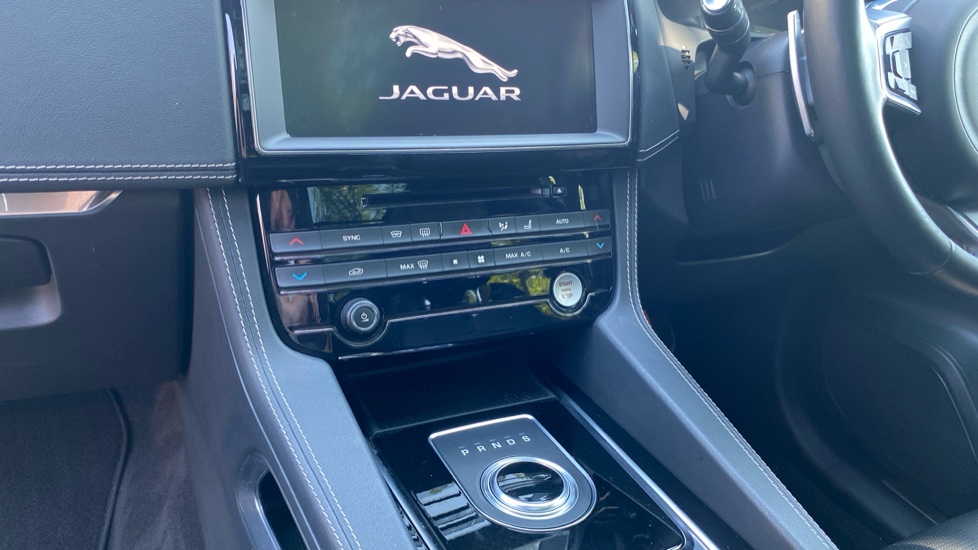 Jaguar F-Pace 2.0d [180] Chequered Flag 5dr Auto AWD Diesel Estate - Image 13
