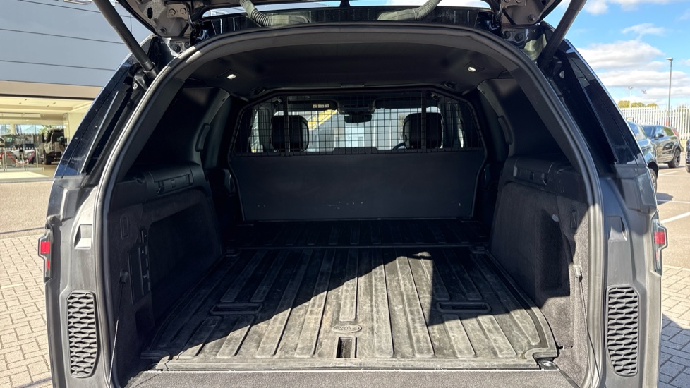 Land Rover Discovery Diesel 3.0 D300 Dynamic HSE Commercial Auto - Image 10