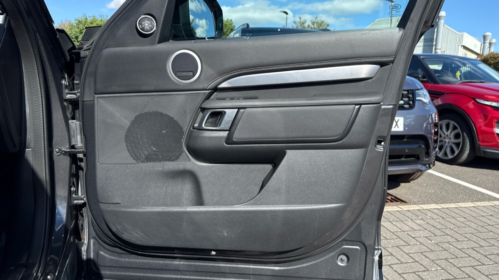 Land Rover Discovery Diesel 3.0 D300 Dynamic HSE Commercial Auto - Image 29