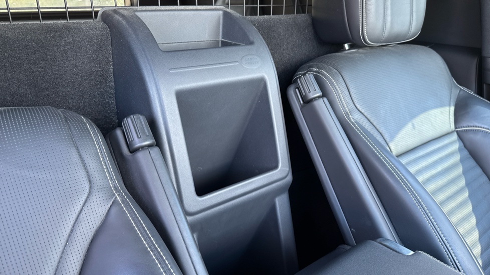 Land Rover Discovery Diesel 3.0 D300 Dynamic HSE Commercial Auto - Image 31
