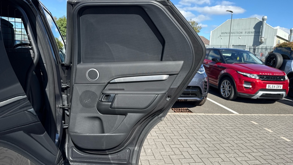Land Rover Discovery Diesel 3.0 D300 Dynamic HSE Commercial Auto - Image 35