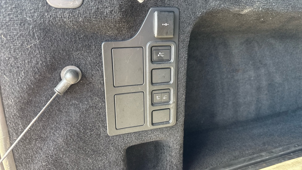 Land Rover Discovery Diesel 3.0 D300 Dynamic HSE Commercial Auto - Image 36
