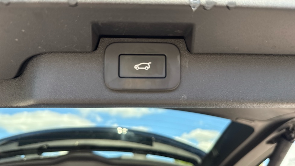 Land Rover Discovery Diesel 3.0 D300 Dynamic HSE Commercial Auto - Image 38