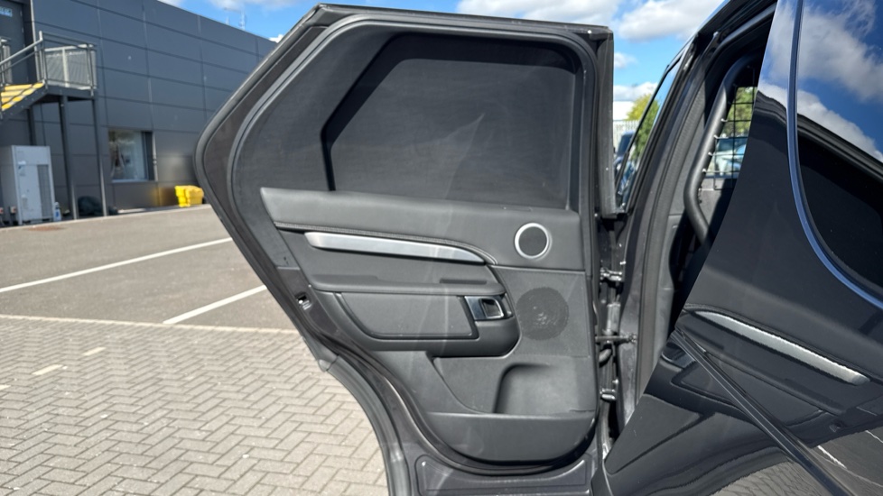 Land Rover Discovery Diesel 3.0 D300 Dynamic HSE Commercial Auto - Image 39