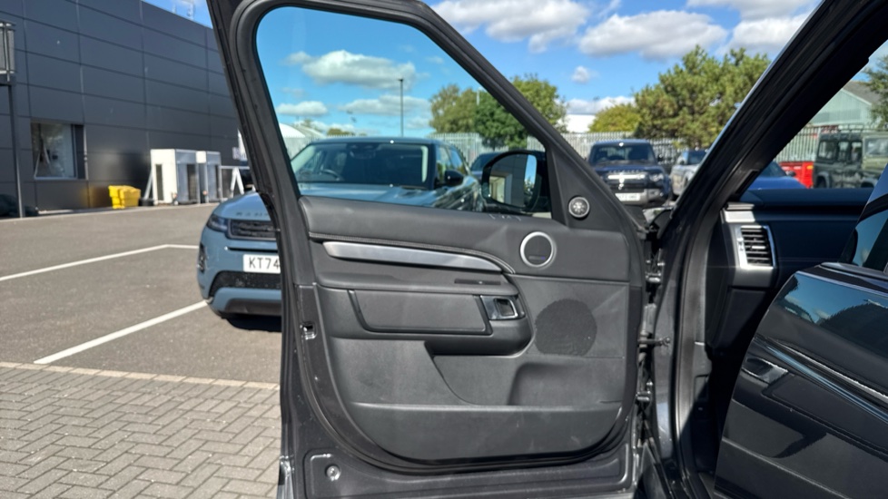 Land Rover Discovery Diesel 3.0 D300 Dynamic HSE Commercial Auto - Image 40