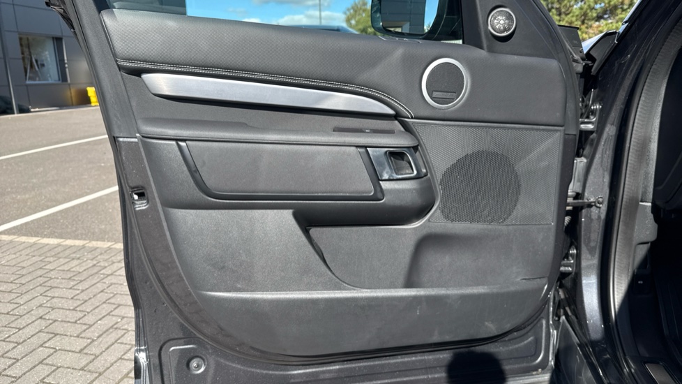 Land Rover Discovery Diesel 3.0 D300 Dynamic HSE Commercial Auto - Image 41