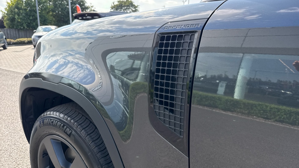 Land Rover Defender 90 Diesel 3.0 D250 Hard Top Auto - Image 20