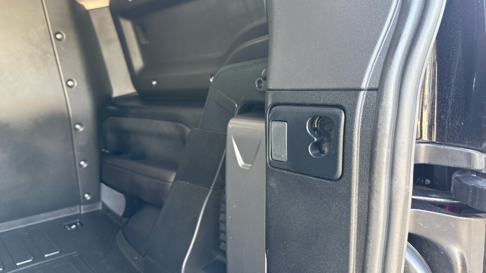 Land Rover Defender 90 Diesel 3.0 D250 Hard Top Auto - Image 28
