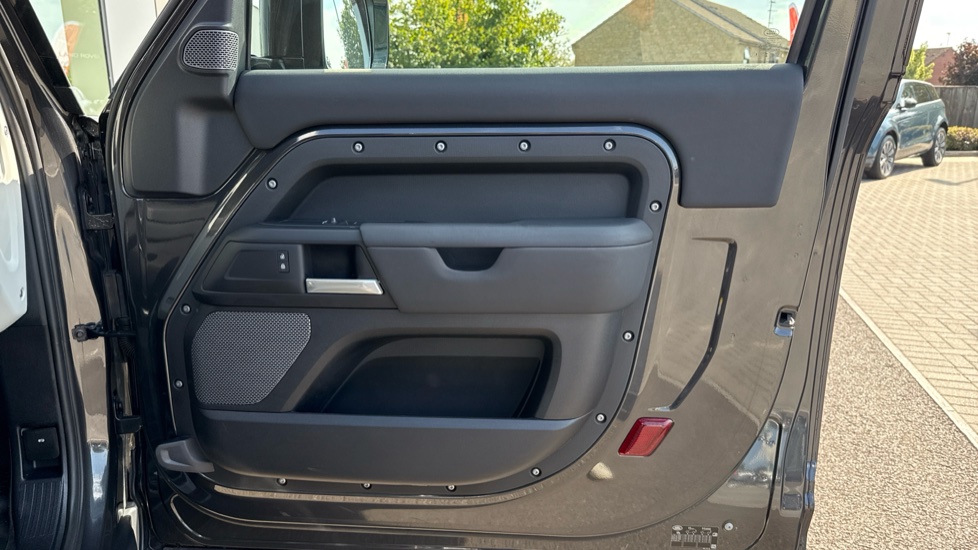Land Rover Defender 90 Diesel 3.0 D250 Hard Top Auto - Image 29