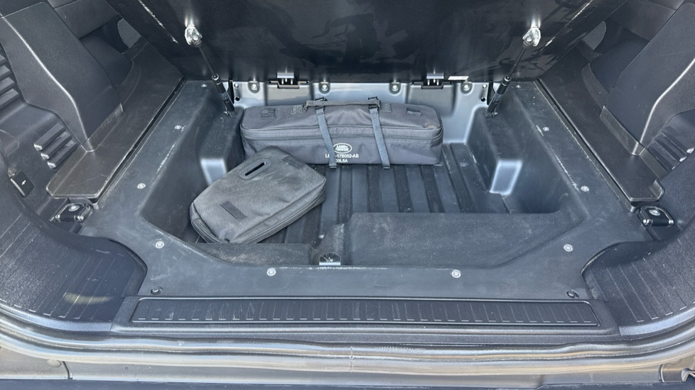 Land Rover Defender 90 Diesel 3.0 D250 Hard Top Auto - Image 34