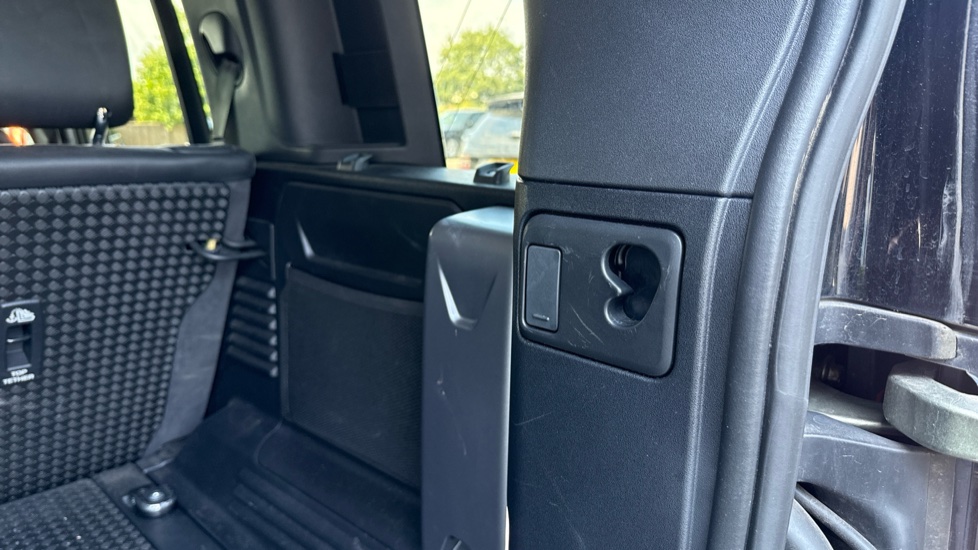 Land Rover Defender 2.0 D240 First Edition 110 5dr Auto Diesel Estate - Image 28