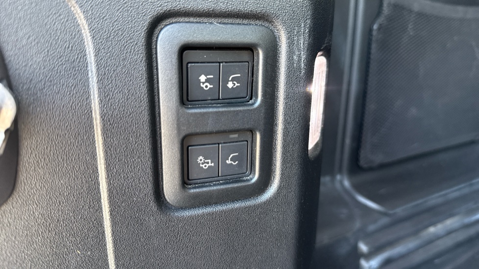 Land Rover Defender 2.0 D240 First Edition 110 5dr Auto Diesel Estate - Image 40