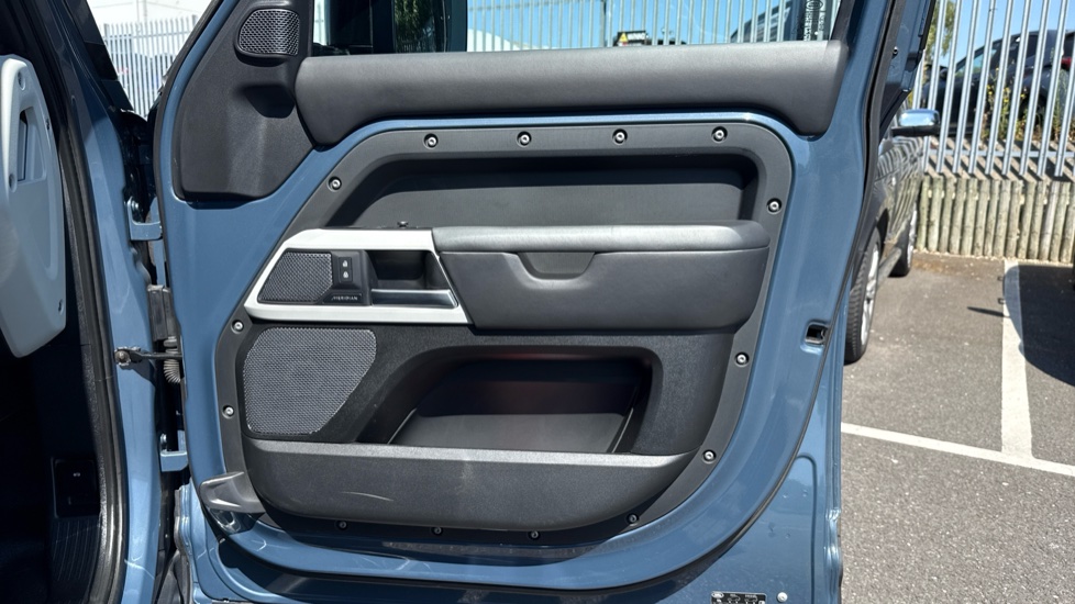 Land Rover Defender 3.0 D250 HSE 110 5dr Auto Diesel Estate - Image 29