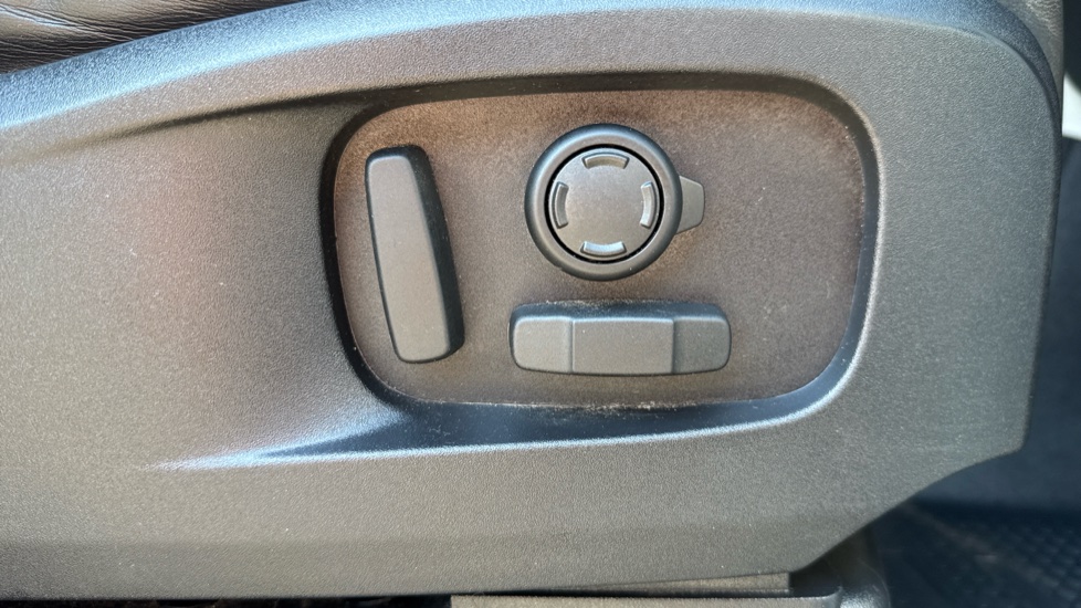 Land Rover Defender 3.0 D250 HSE 110 5dr Auto Diesel Estate - Image 30