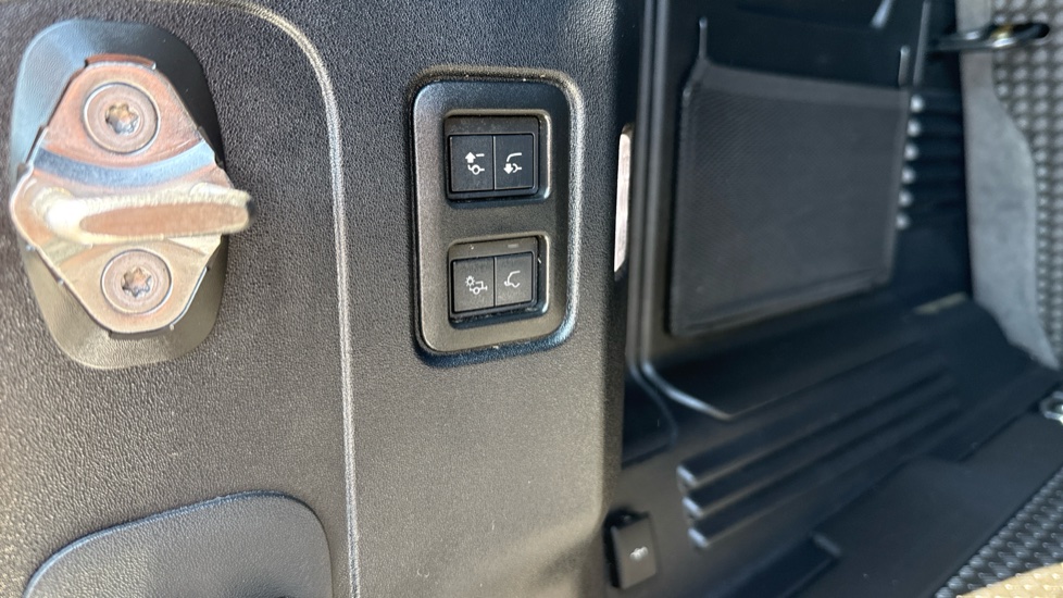 Land Rover Defender 3.0 D250 HSE 110 5dr Auto Diesel Estate - Image 38