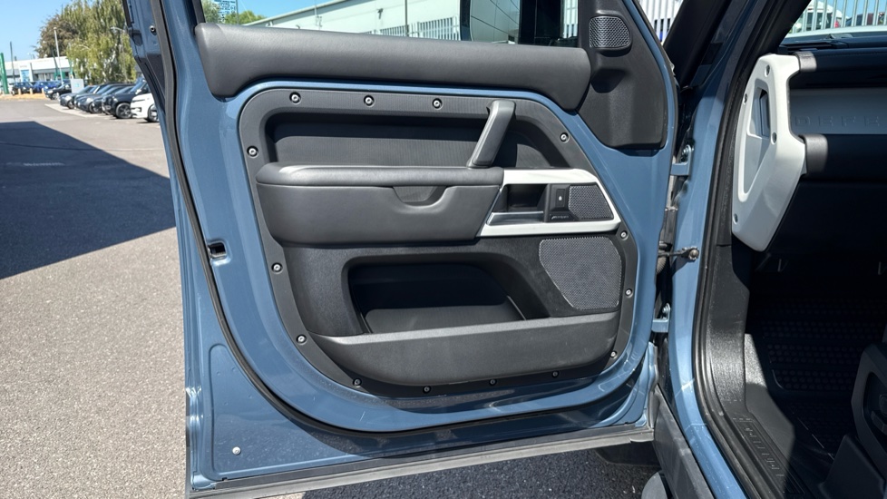 Land Rover Defender 3.0 D250 HSE 110 5dr Auto Diesel Estate - Image 41