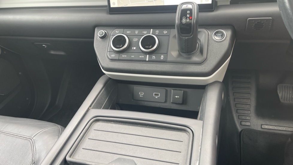Land Rover Defender 3.0 D250 HSE 90 3dr Auto Diesel Estate - Image 13