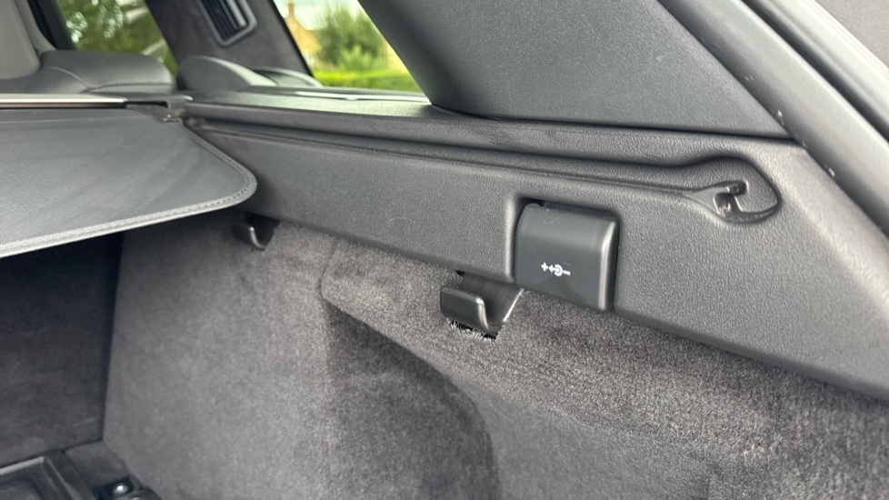 Land Rover Range Rover Sport 5.0 P575 S/C SVR Carbon Edition 5dr Auto Petrol Estate - Image 28