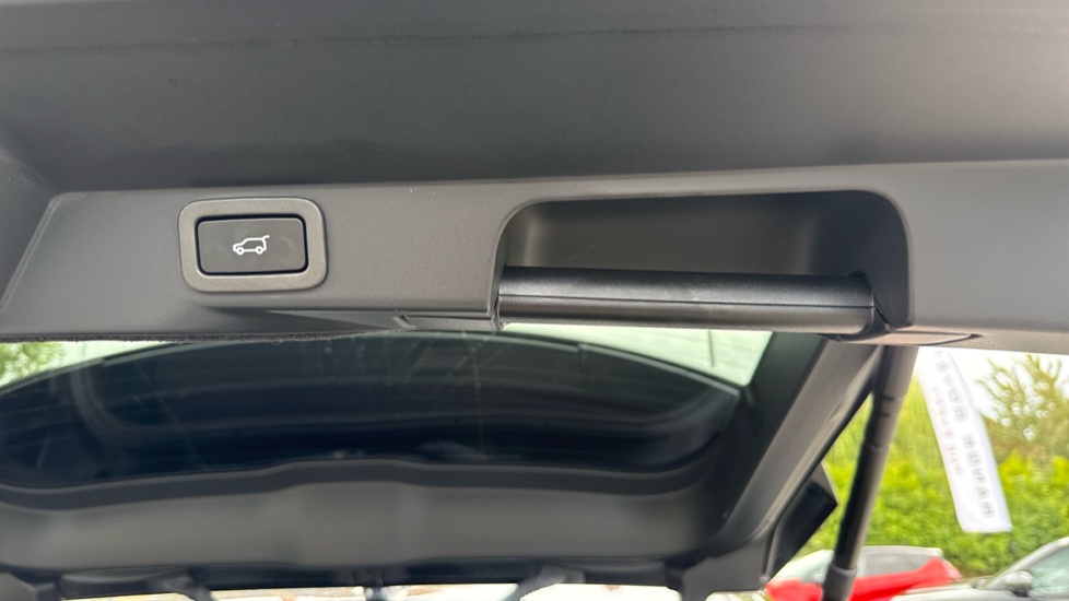 Land Rover Range Rover Sport 5.0 P575 S/C SVR Carbon Edition 5dr Auto Petrol Estate - Image 36
