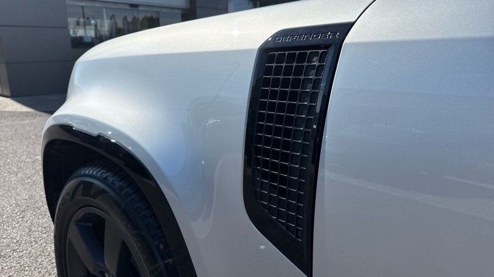 Land Rover Defender 2.0 P400e X-Dynamic HSE 110 5dr Auto Estate - Image 20