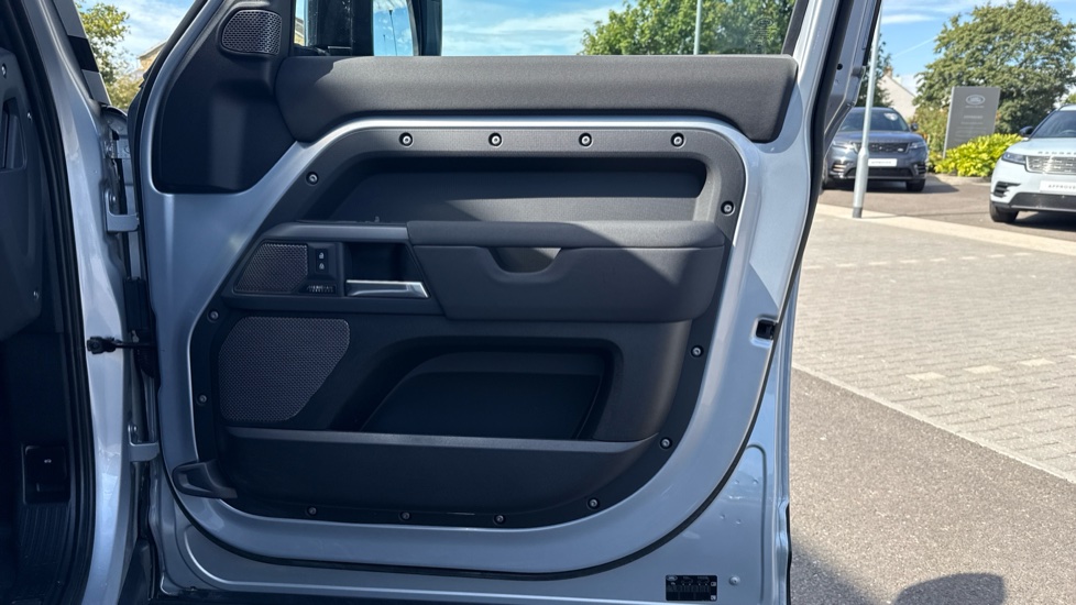 Land Rover Defender 2.0 P400e X-Dynamic HSE 110 5dr Auto Estate - Image 29
