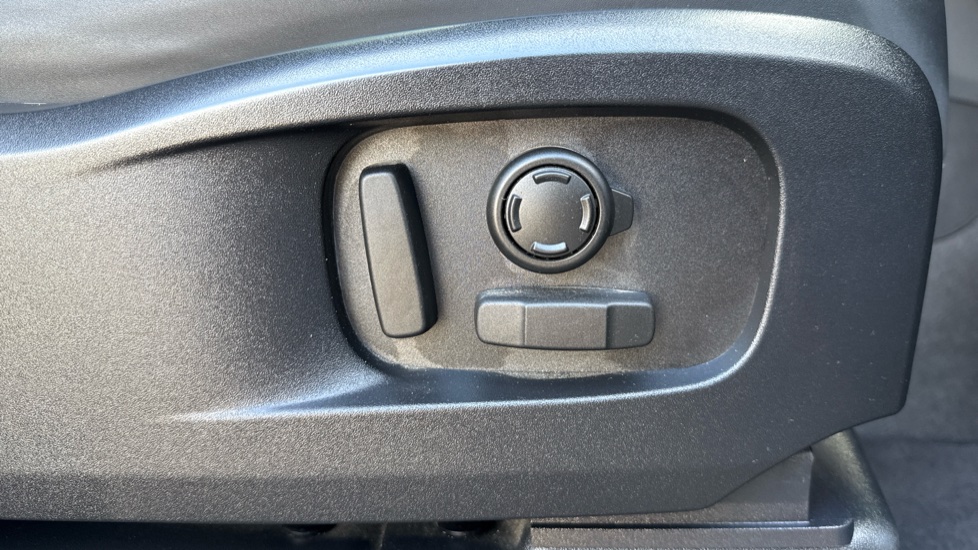 Land Rover Defender 2.0 P400e X-Dynamic HSE 110 5dr Auto Estate - Image 30