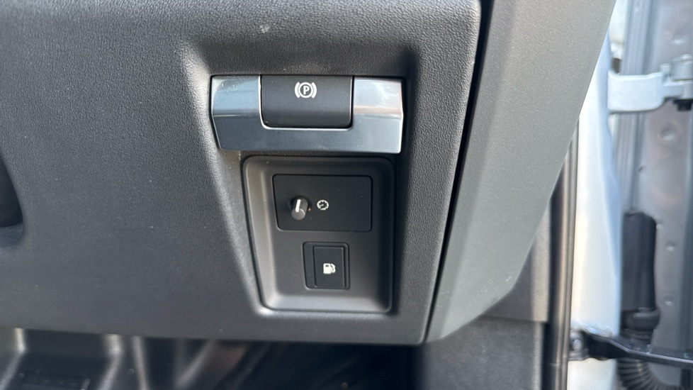 Land Rover Defender 2.0 P400e X-Dynamic HSE 110 5dr Auto Estate - Image 31