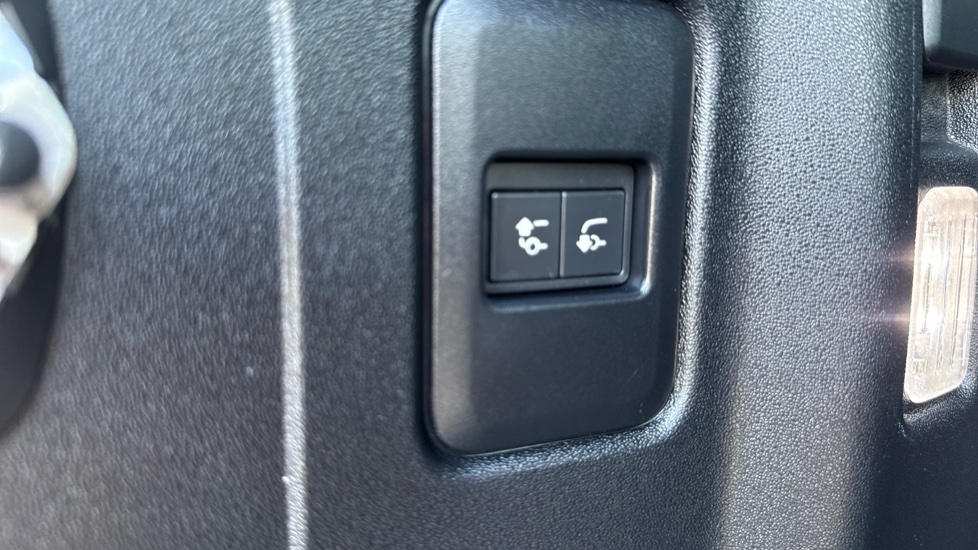 Land Rover Defender 2.0 P400e X-Dynamic HSE 110 5dr Auto Estate - Image 36