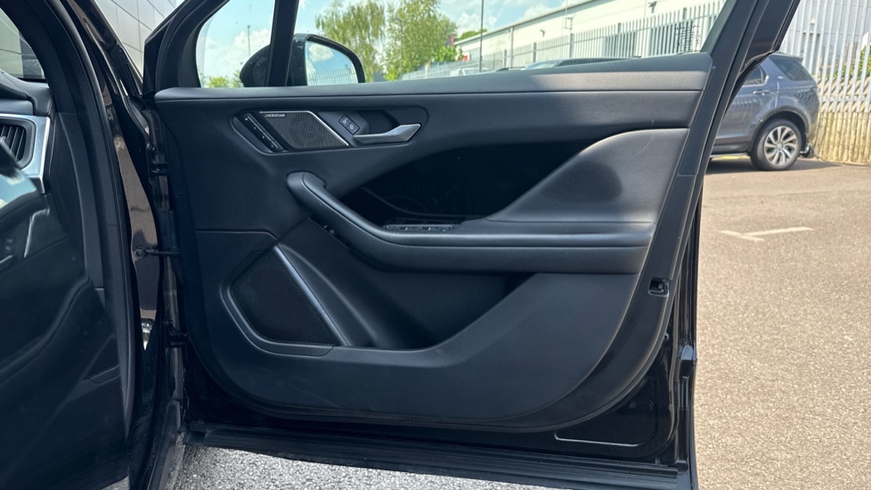 Jaguar I-Pace 294kW EV400 SE 90kWh 5dr Auto Electric Estate - Image 29