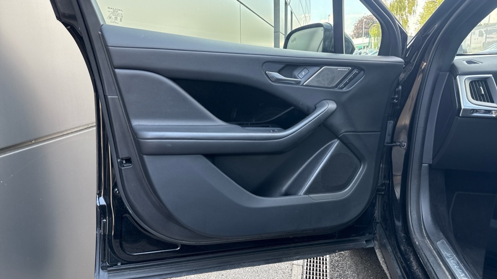 Jaguar I-Pace 294kW EV400 SE 90kWh 5dr Auto Electric Estate - Image 37