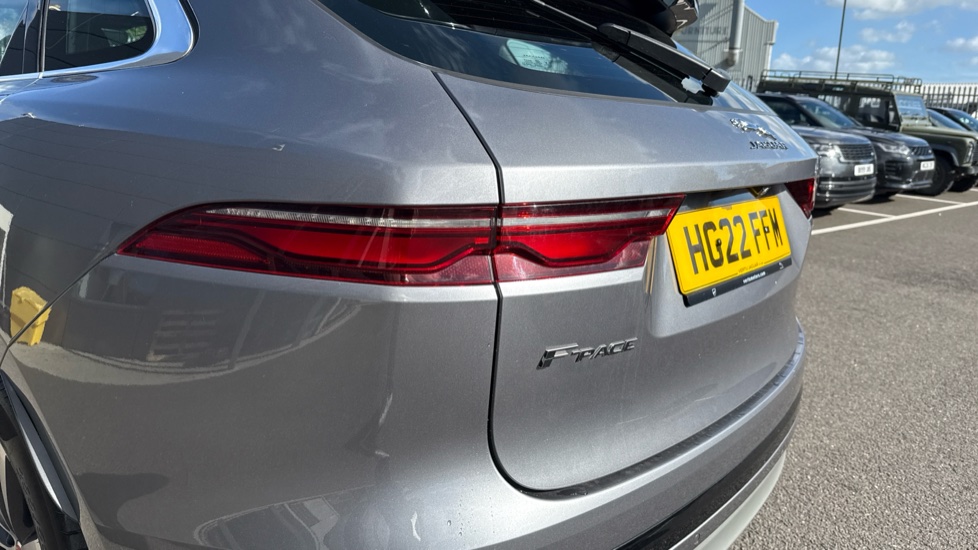 Jaguar F-Pace 2.0 D200 R-Dynamic SE 5dr Auto AWD Diesel Estate - Image 19