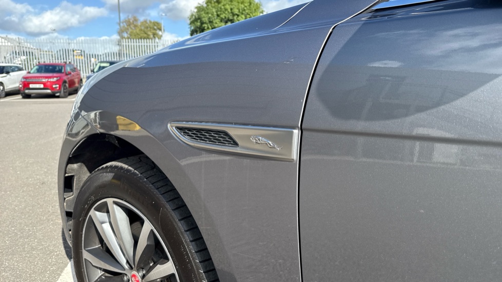 Jaguar F-Pace 2.0 D200 R-Dynamic SE 5dr Auto AWD Diesel Estate - Image 20