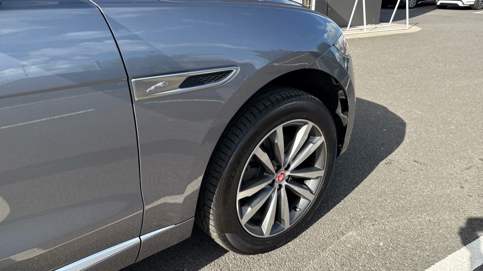Jaguar F-Pace 2.0 D200 R-Dynamic SE 5dr Auto AWD Diesel Estate - Image 22