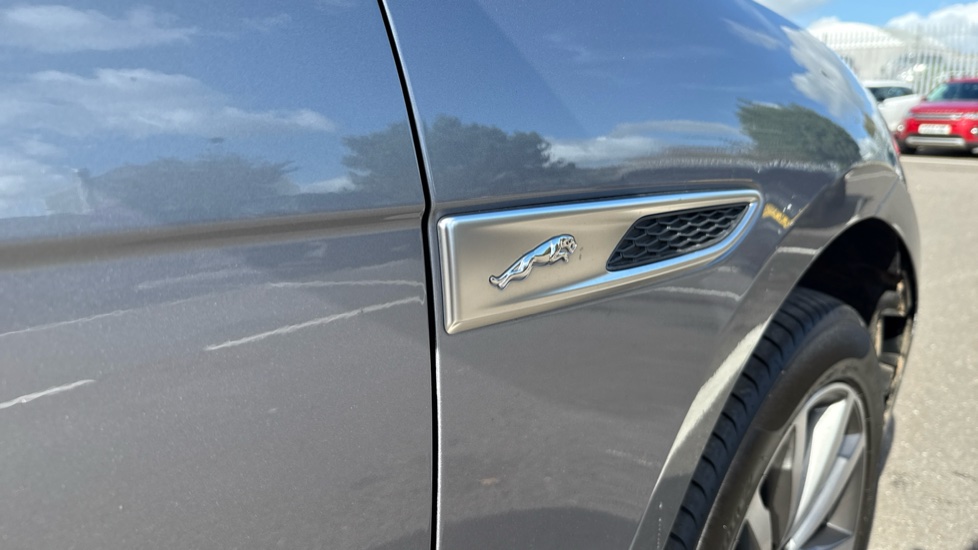 Jaguar F-Pace 2.0 D200 R-Dynamic SE 5dr Auto AWD Diesel Estate - Image 24
